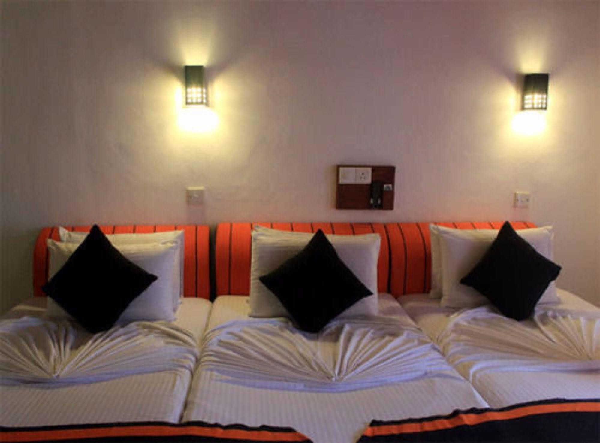 Samaya Beach Hotel Унаватуна Екстериор снимка